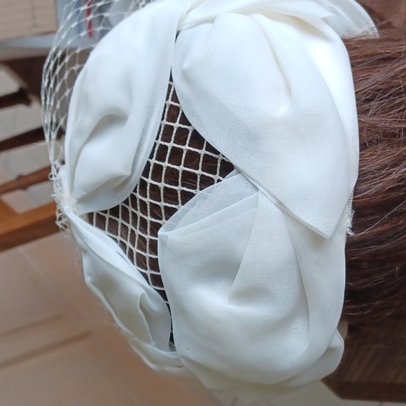 Vintage All White crescent ladies hat with small veil - Picture 3 of 4